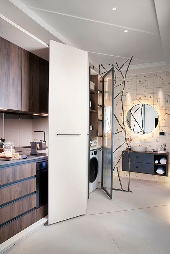 Buen ejemplo cuando varios ambientes conviven de cómo separar y ocultar, por ejemplo, en un baño con la cocina al lado el inodoro queda separado en una cabina