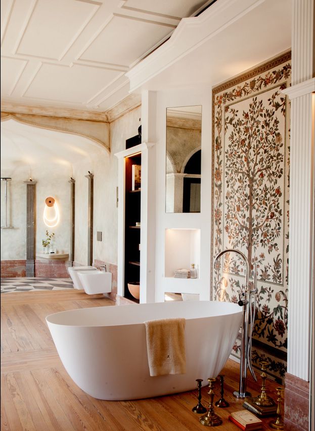 Entorno clásico y evocador pero lo último en sanitarios, esta es la propuesta de Espejo y Goyanes para Strohm Teka en esta edición de Casa Decor, un ambiente de baño exótico y singular 