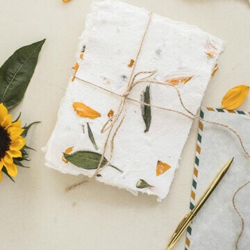 Así puedes hacer papel artesanal decorado con flores de girasol