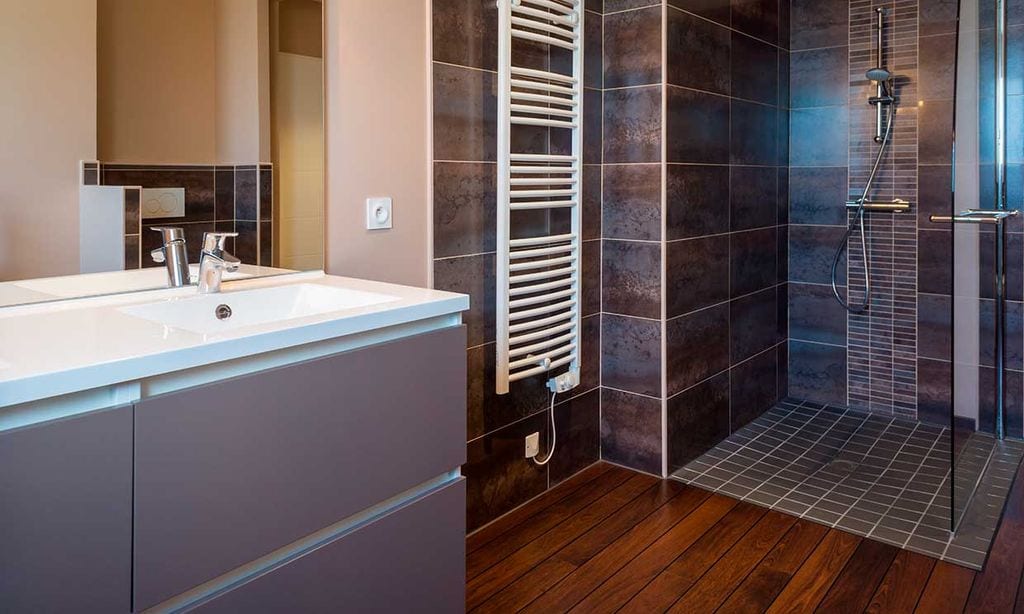 Platos de ducha con las últimas tendencias en diseño y acabados