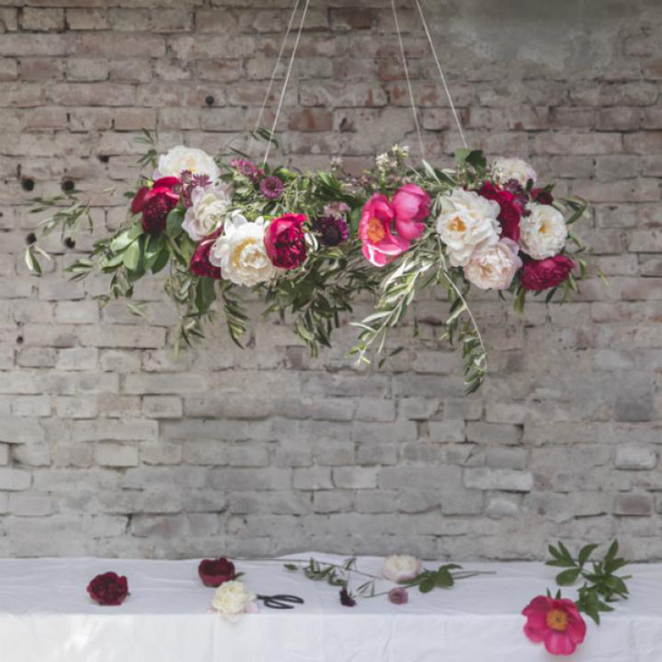 Haz un adorno colgante con flores para decorar una mesa de celebración