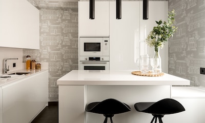Una nueva cocina de muebles blancos con península, barra y 'office' gracias a su planta cuadrada