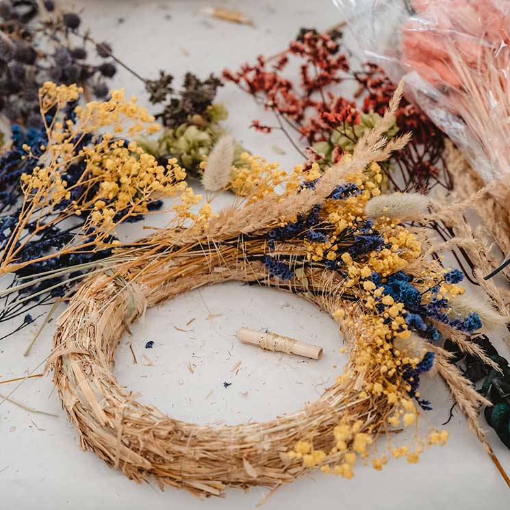 Así podrás crear paso a paso una corona decorativa con flores secas