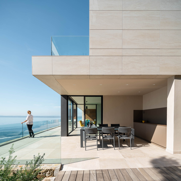 Esta moderna vivienda en la Costa Brava es un balcón al Mediterráneo