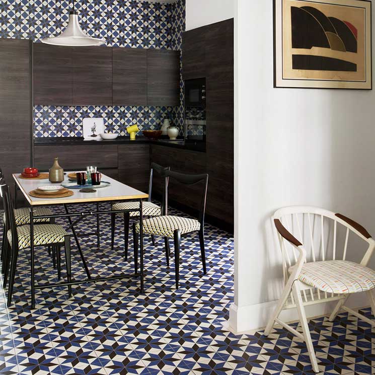 Atrevido y a todo color, este piso de Barcelona mezcla modernismo con diseños 'mid century'