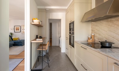 Una cocina alargada con cuarto de lavado y 'minioffice'