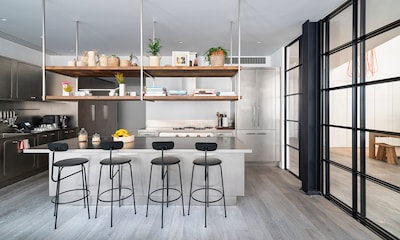 ¿Te atreves a decorar la cocina con muebles metálicos?