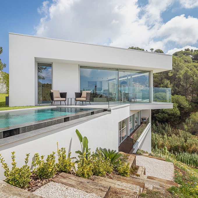 Decoración moderna y relajada en una casa que es un auténtico mirador al verde paisaje