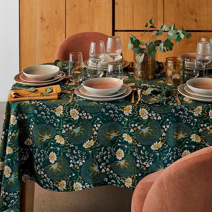 Los 10 hules y manteles antimanchas con más estilo para vestir la mesa del comedor