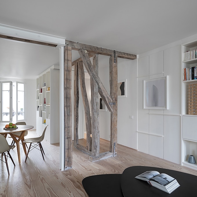 Dos apartamentos parisinos unidos en un único piso 'en blanco'