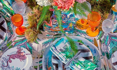 Descubre por qué las copas y los vasos de cristal de colores arrasan en las mesas de verano