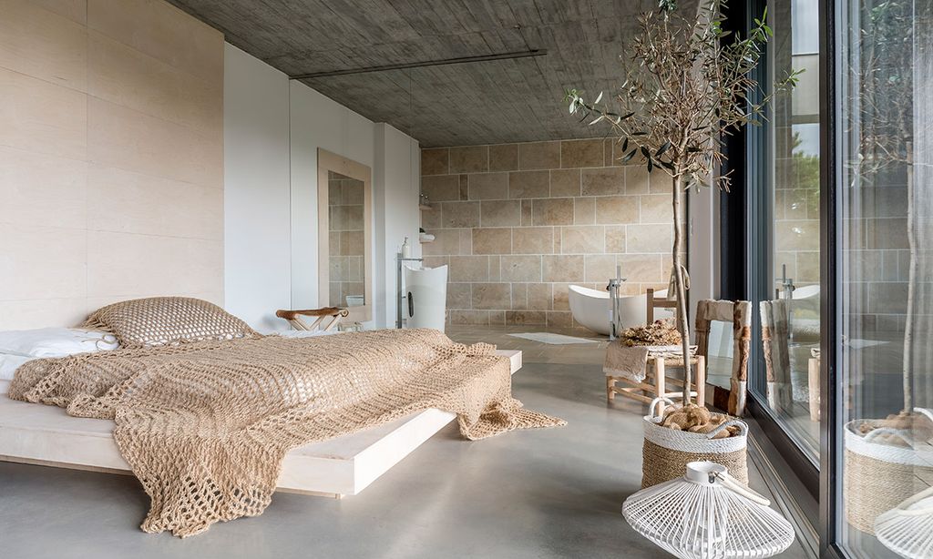 Dormitorio con baño integrado: 10 maneras de resolver la transición entre espacios