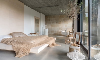 Dormitorio con baño integrado: 10 maneras de resolver la transición entre espacios