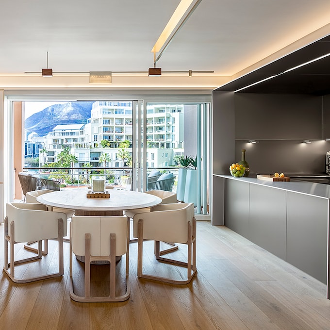 Un piso moderno con espléndidas soluciones a medida que apuesta por el minimalismo cálido