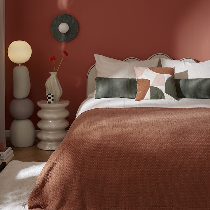 10 mesitas de noche de distintos estilos que elevarán la decoración de tu dormitorio