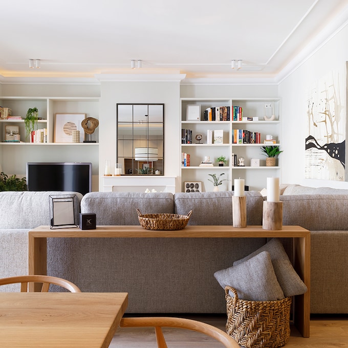 Muebles y otras soluciones para decorar la trasera de un sofá exento