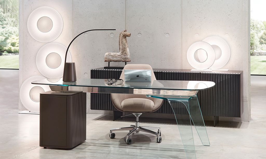 Haz más confortable el teletrabajo en el nuevo año con un trío ganador: escritorio, silla y lámpara