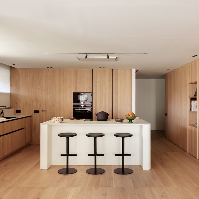 De oficina en la zona alta de Barcelona a piso de estilo moderno y minimalista