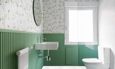Así puedes sustituir los azulejos del baño por paredes lisas, ¡y sin apenas obra!