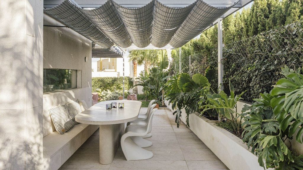Muebles de obra, luz (¡mucha luz!) y estilo mediterráneo en una vivienda sostenible en Vera