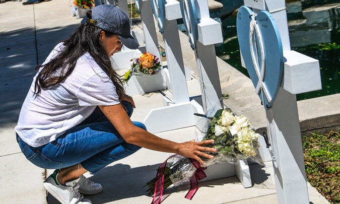 Meghan Markle visita por sorpresa Texas para rendir homenaje a las víctimas del tiroteo en un colegio