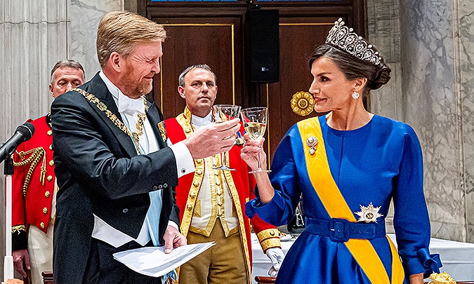 Doña Letizia, fabulosa en Ámsterdam: un nuevo vestido español y la tiara rusa