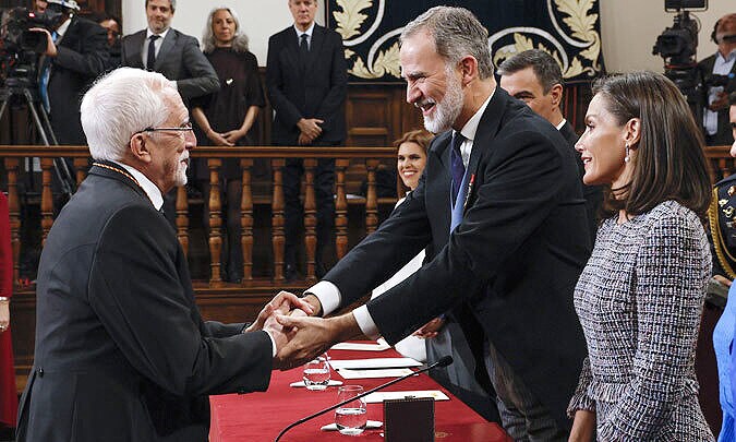 Los Reyes entregan el premio Cervantes al escritor leonés Luis Mateo Díez