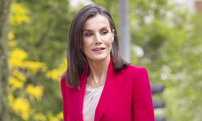 La reina Letizia estrena joyas con su look de trabajo preferido de traje rojo y tacones super anchos