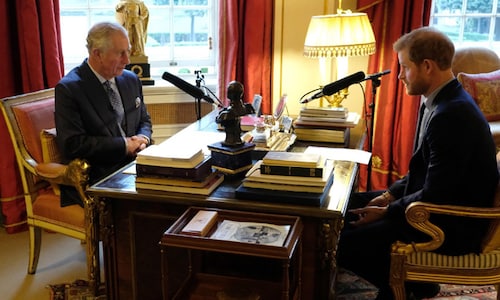 El rey Carlos III 'pisa' la agenda del príncipe Harry