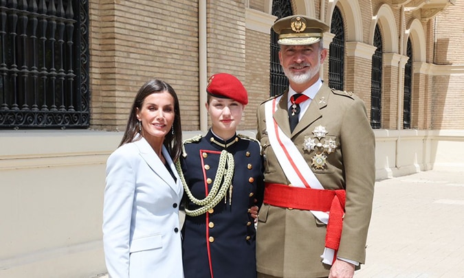 Del reencuentro con Leonor al orgullo de doña Letizia: los mejores momentos del rey Felipe jurando bandera 40 años después