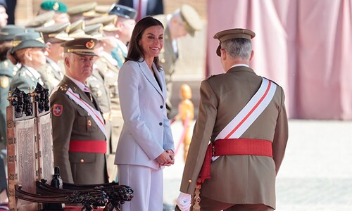 La reina Letizia, pura elegancia en Zaragoza con un nuevo traje azul cielo y pendientes de zafiros