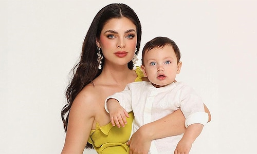 El espectacular posado de Nadia Ferreira, mujer de Marc Anthony, con su hijo de casi un año