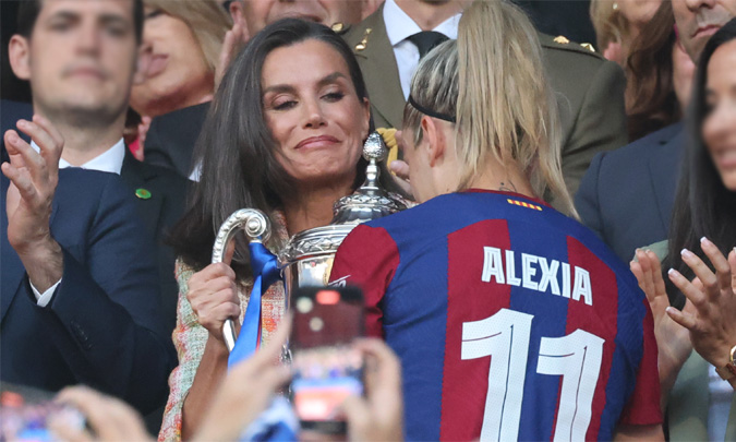 La Reina preside la final de Copa en Zaragoza: de su tierna escena con un bebé al momento cumbre con las campeonas
