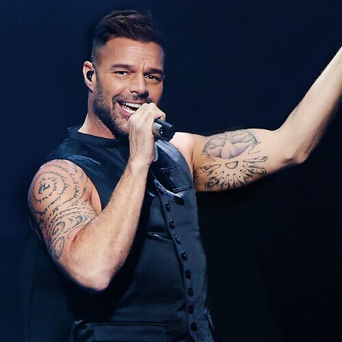 Ricky Martin muestra su lado espiritual a través de sus tatuajes