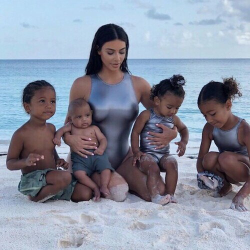 ¡Combinados con mamá! Kim Kardashian posa en traje de baño junto a sus 4 hijos