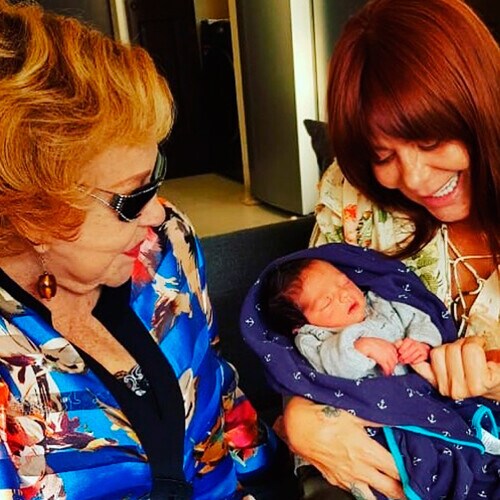 Alejandra Guzmán y Silvia Pinal, encantadas con el nuevo bebé de la familia