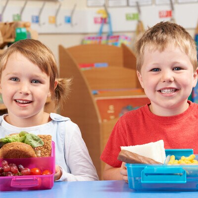 Alumnos de escuela primaria con almuerzo saludable