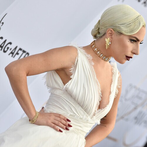 Lady Gaga se robó todas las miradas con este vestido blanco de inspiración nupcial