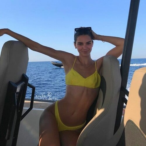 Lo dice Kendall Jenner: el bikini más 'in' es amarillo y con textura