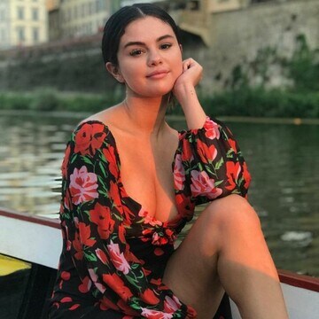 Selena Gomez y el glamuroso vestido con toque vintage que amarás