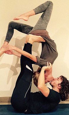 Acroyoga: ejercicios de yoga en pareja para celebrar