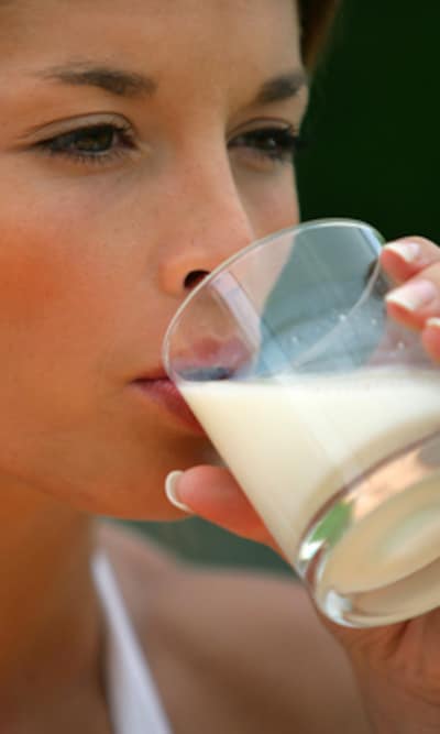 ¿Debemos sustituir la leche de vaca por bebidas de soja o avena?