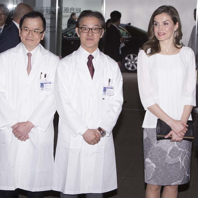 La reina Letizia muestra su interés por los avances japoneses en medicina personalizada 