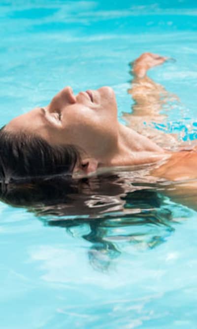La natación, ¿es realmente tan buena para la espalda?