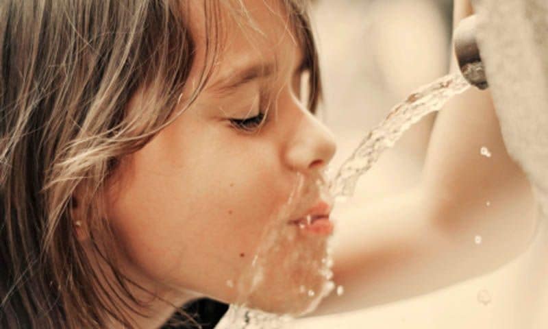 Consumir agua de mineralización débil, ¿una moda?