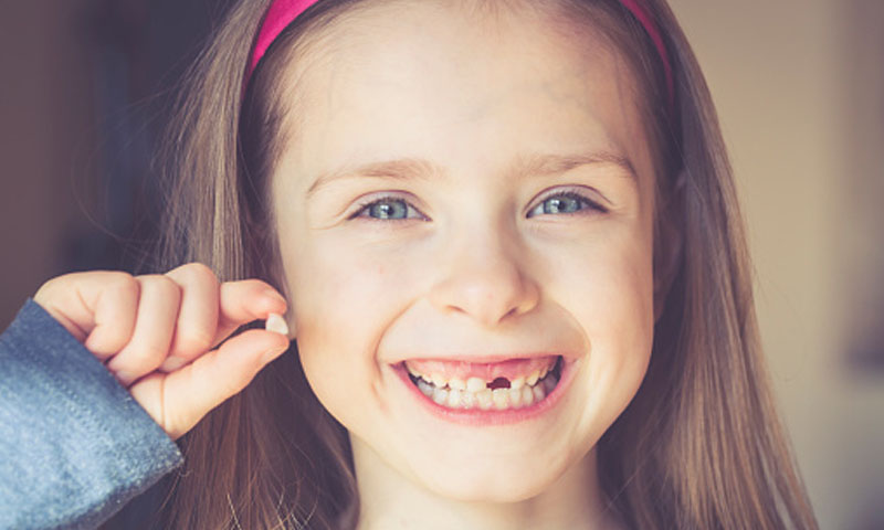 ¿Por qué algunos adultos conservan los dientes de leche?