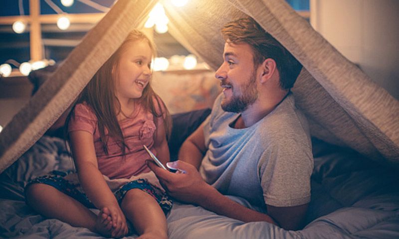 Padres adictos al móvil: ¿Motivan el mal comportamiento de los hijos?