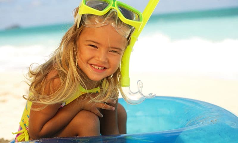 Claves para proteger los ojos de los niños debajo del agua