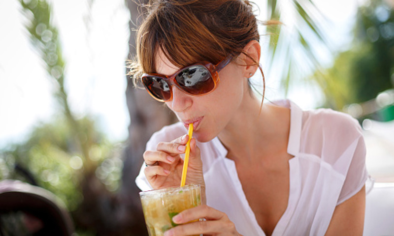 ¿A qué bebidas puedes recurrir para hidratarte con salud este verano?