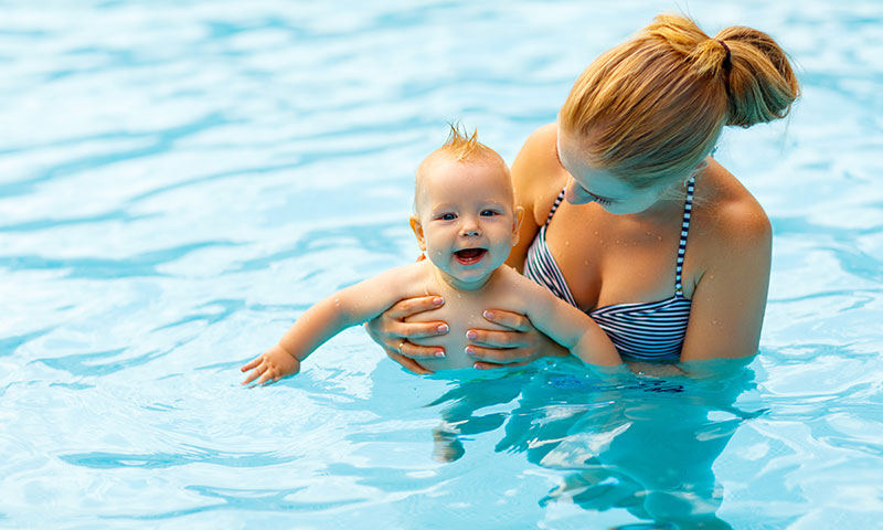 ¿Cuándo podemos empezar a enseñar al bebé a nadar?